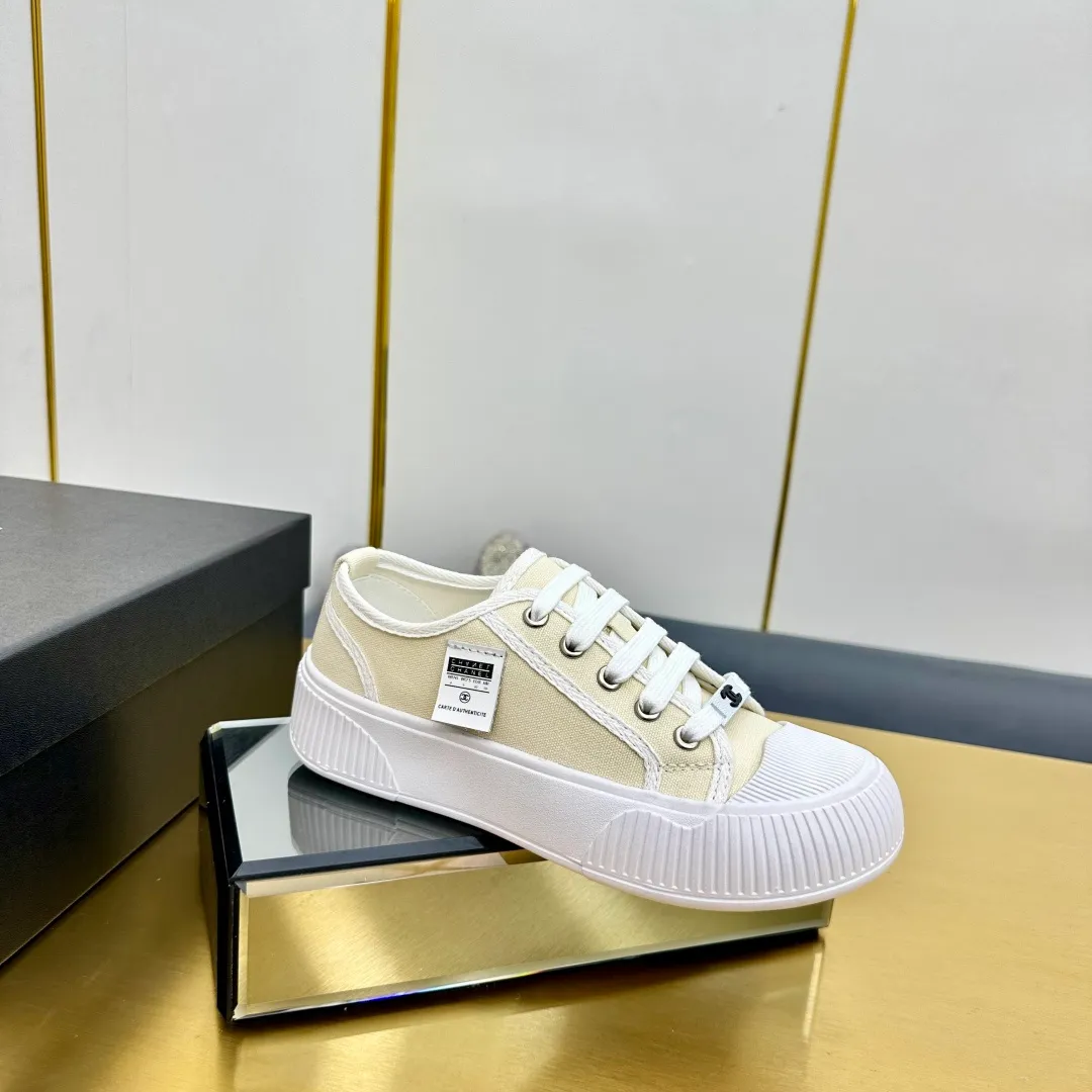 👟👟Ex-factory price 420👟👟 Chanel Chanel - 2024 counter top casual panda shoes sneakers. This classic design; the upper is electro-embroidered with a variety of techniques; the outsole is fashionable and sporty; it is unusual to incorporate a variety of color matching elements... The diversified mix and match is very beautiful and versatile, and can be used for leisure, fashion, sports and outdoor... ꫛꫀꪝ Go➫ Material: ❶The upper is made of: original imported mercerized velvet++ waterproof cloth ❷The inner lining is made of: sheepskin. Full set of boutique packaging for women 35–41